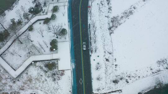 航拍雪景中奔驰的汽车视频素材模板下载