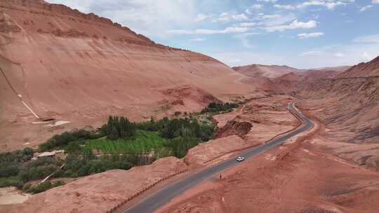 新疆吐鲁番火焰山木头沟河谷公路旅行风光