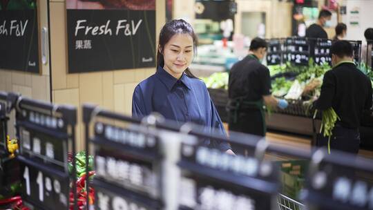 年轻女性现代商超购物逛超市