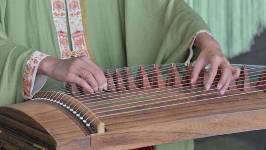 身穿中国传统汉服的女子弹奏古筝唯美画面