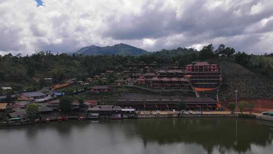 空中向后移动拍摄在一个古老的历史建筑，这是一个受欢迎的旅游目的地