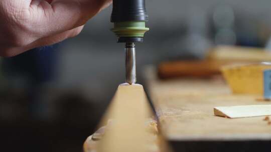 木匠用电钻在木板上钻孔