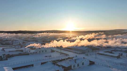 炊烟山村民居雪景乡土气息