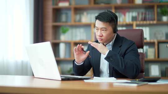 亚洲教师顾问西服讲师举行在线视频会议咨询