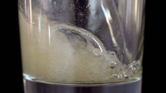 啤酒倒入玻璃杯时的特写视频素材模板下载