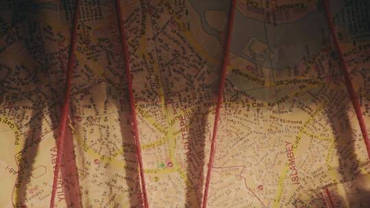 墙壁上张贴的地图和红线