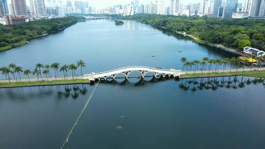 左移航拍广西南宁天际线南湖公园天空之镜风景