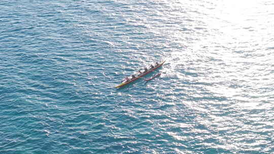 风景区清澈蓝海水上运动乘坐支撑独木舟团队