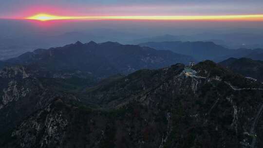 泰山极顶暮色下的山峦风光