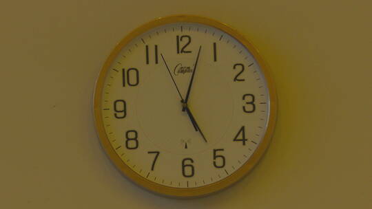 墙上走动的时钟 钟表秒针运动 表全景