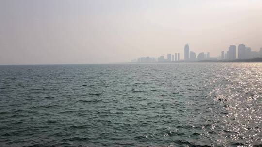 雾气蒙蒙的大海，海滨城市风景