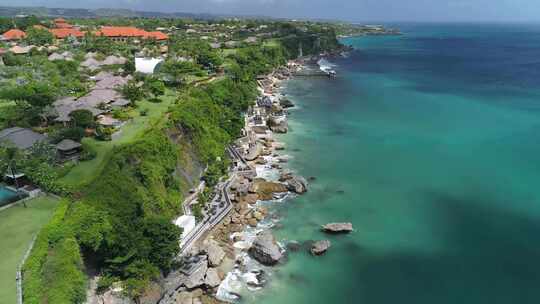 印度尼西亚巴厘岛岩石悬崖下沙滩的鸟瞰图