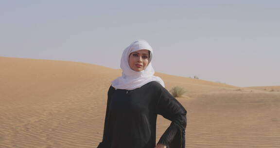 女人在沙漠中摆姿势
