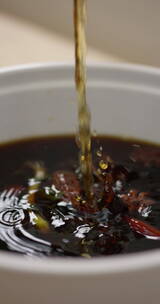 4K竖屏酱油倒入汤水里