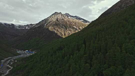 川西小金县结斯沟沿途雪山森林景色航拍