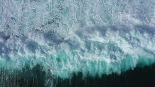 鸟瞰透明清晰的蓝色海浪