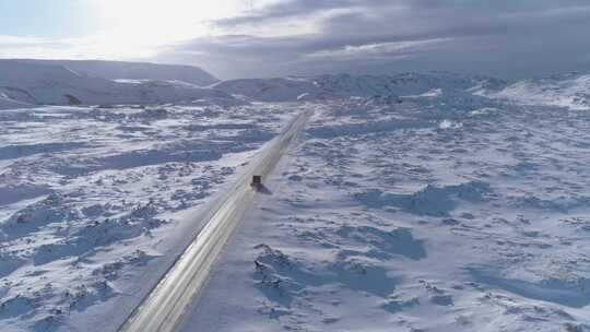 卡车在靠近田野和山脉的雪地上行驶