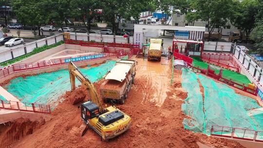 航拍泥头车工地装土道路上行驶