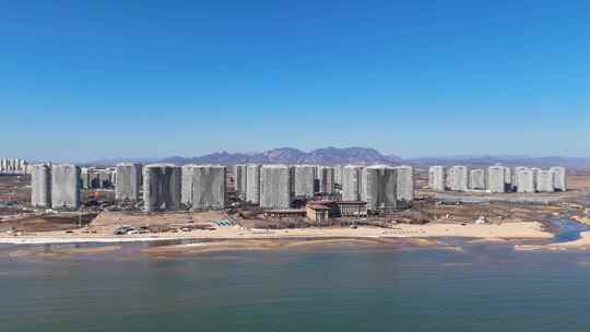 辽宁东戴河海滨城市的高楼大厦与沙滩海景