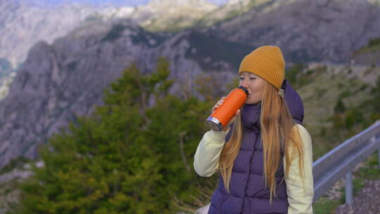 一个女人在山里旅行