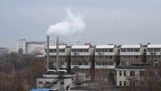 供暖烟囱里冒热气白烟 工业排放污染