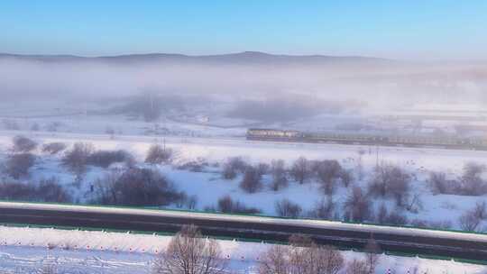 航拍穿越林海雪原的绿皮火车241202-1