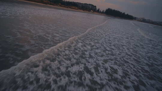 黄昏时分海浪拍打沙滩穿越机海岸线素材