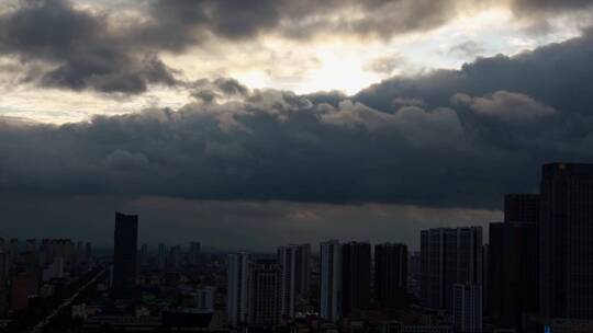 城市上空的乌云视频素材模板下载