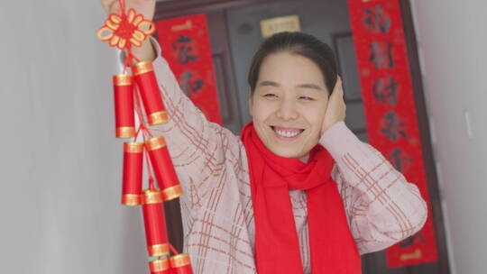 亚洲中国人女性家门口拜年新年快乐