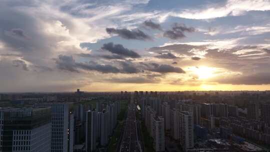 天空胜景下的高架交通车流