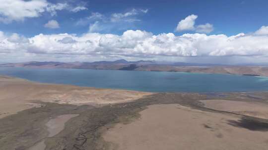 航拍西藏晴天下的青藏高原湿地湖泊景观