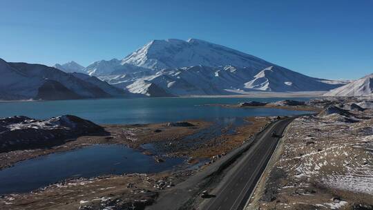 新疆喀拉库勒湖慕士塔格雪山和G314中巴公路
