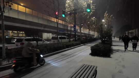 下雪的街头