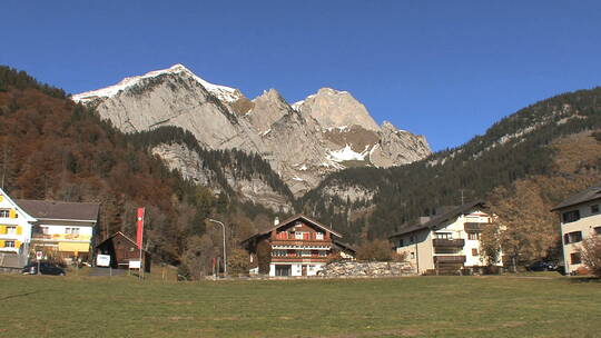 阿尔卑斯山下瑞士村庄托根堡