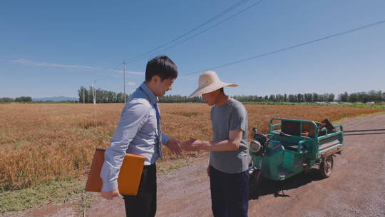 科研人员和农民在麦田里交流技术