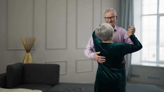 老年幸福夫妇在家跳舞真诚慈爱的老太太丈夫