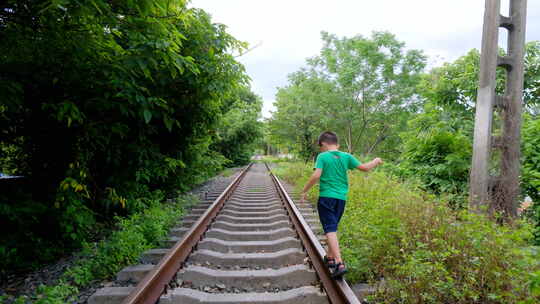 小孩走在铁路上视频素材模板下载