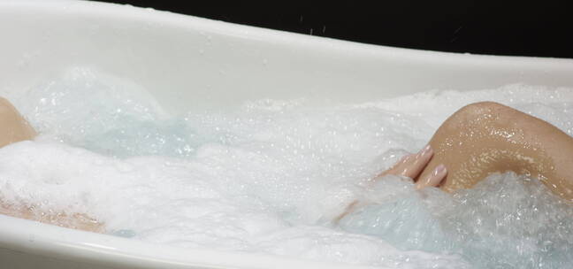 美女按摩浴缸泡澡2