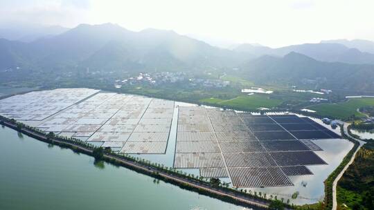 航拍钱塘江畔光伏太阳能电池板