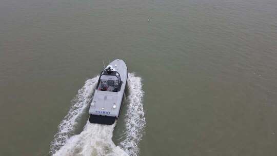 航拍海上行驶的快艇
