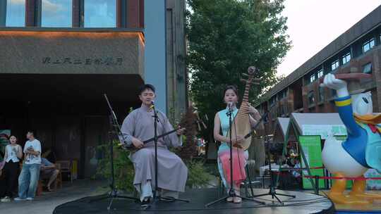 评弹表演 传统民乐与现代卡通的趣味碰撞
