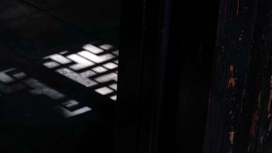 阳光透过传统古典窗户在地面的影子