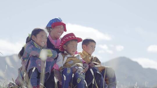 藏族妇女儿童幸福快乐展望阳光下的藏民