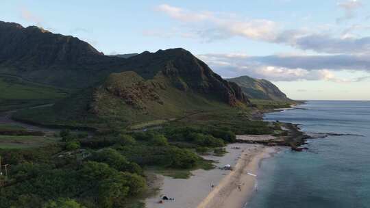 无人机沿着海岸航拍大海和海岛