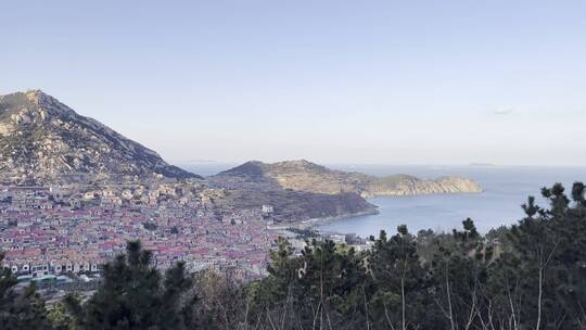 远眺青岛崂山景区海边青山村