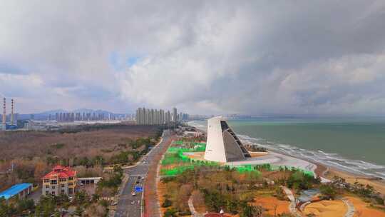 航拍蓝天白云下的烟台时光塔建筑风光全景