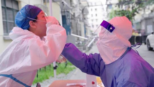 新冠疫情为身穿防护服的工作人员核酸检测