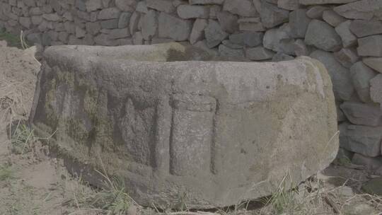 古代石头建造寺庙遗址周边散落的建筑构件