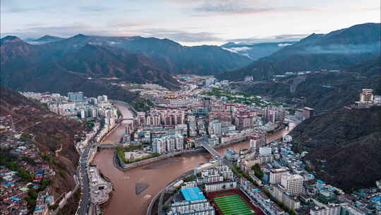 中国西藏昌都高原城市全景航拍高山与河流