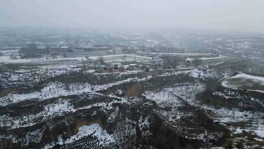 雪后乡村景象的航拍俯瞰图